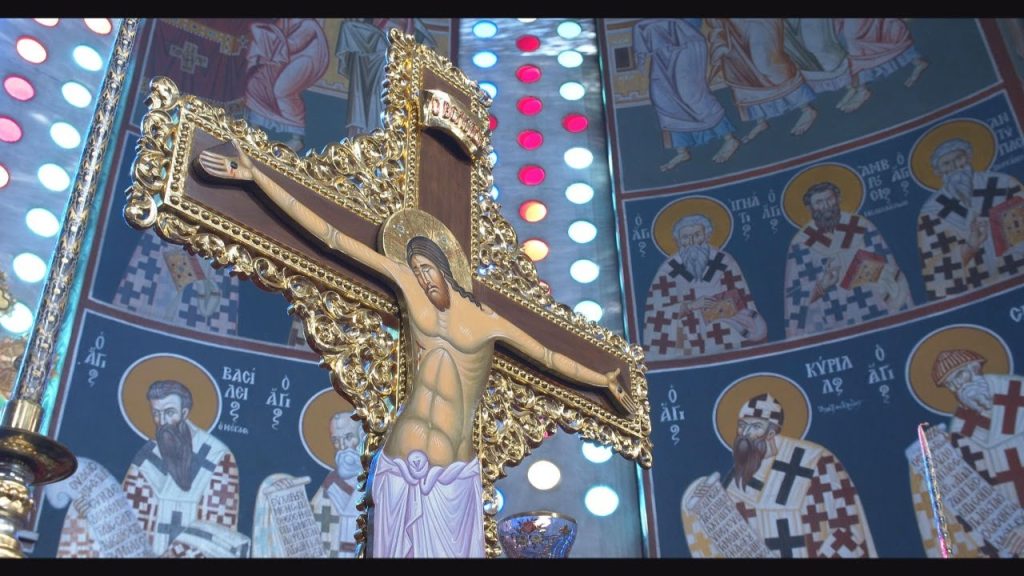 Έρευνα από την Αρχιεπισκοπή για παράνομη Θεία Μετάληψη στο Κουκάκι – Οι φωτογραφίες που «καίνε» τον ιερέα