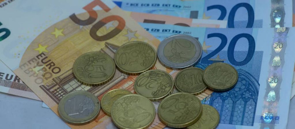 Αυξάνεται στα 2 εκατομμύρια ο αριθμός των δικαιούχων των 800 ευρώ
