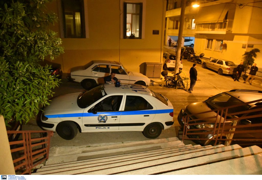 «Χαμός» στο Κουκάκι: Γείτονες τσακώνονται για τις φωτογραφίες με τον ιερέα – «Ρουφ@@νε θα πεινάσεις»