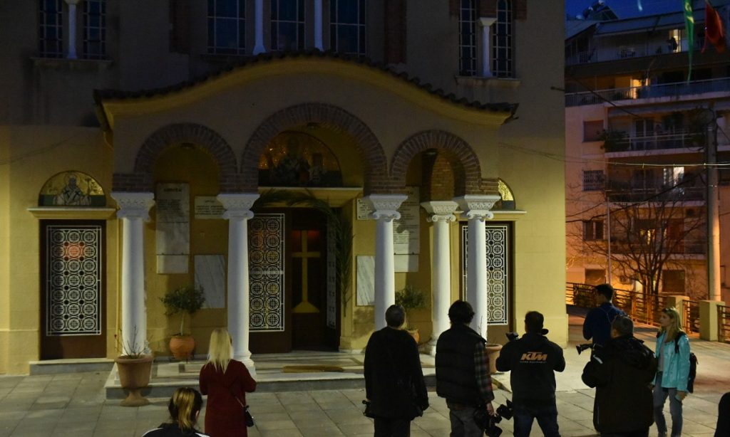 Δικογραφίες σχηματίστηκαν για τους ιερείς σε Κουκάκι και Κέρκυρα που κοινώνησαν πιστούς – Αναζητούνται από την αστυνομία
