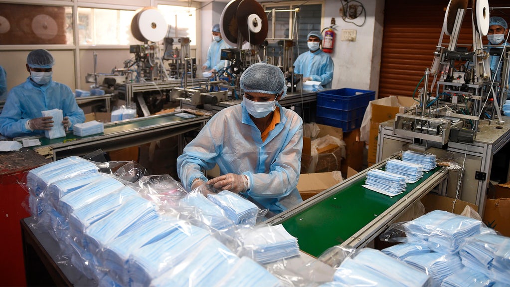 Στη «μάχη» με τον κορωνοϊό οι Ενοπλες Δυνάμεις: Έτοιμες 40.000 μάσκες και 25 τόνοι αντισηπτικού