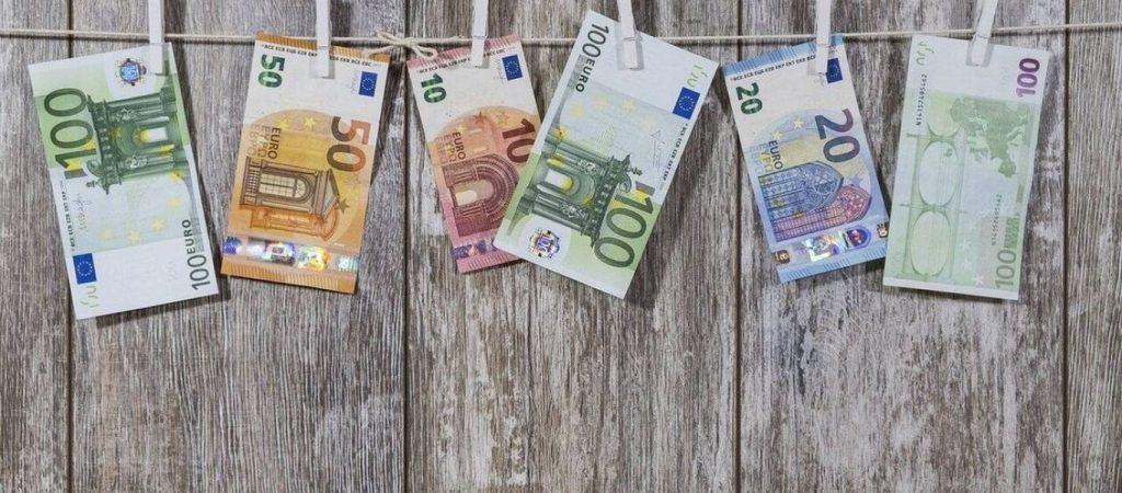 «Μπαράζ» πληρωμών τη Μεγάλη Εβδομάδα – Ποιοι θα δουν χρήματα στο λογαριασμό τους μέχρι την Μεγάλη Παρασκευή