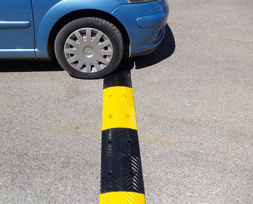 Πόσο «υποφέρει» το αυτοκίνητο μας όταν περνάμε από σαμαράκια; – Πότε προκαλούνται σοβαρές ζημιές; (βίντεο)