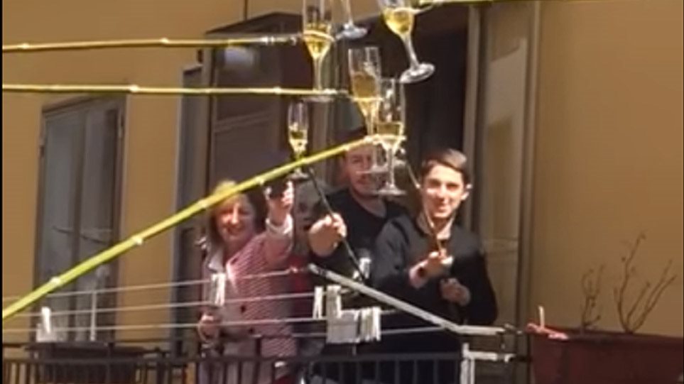 Τι κάνει ο κόσμος στην καραντίνα: Στην Ιταλία τσούγκρισαν τα ποτήρια τους δεμένα σε… καλάμια από τα μπαλκόνια (βίντεο)