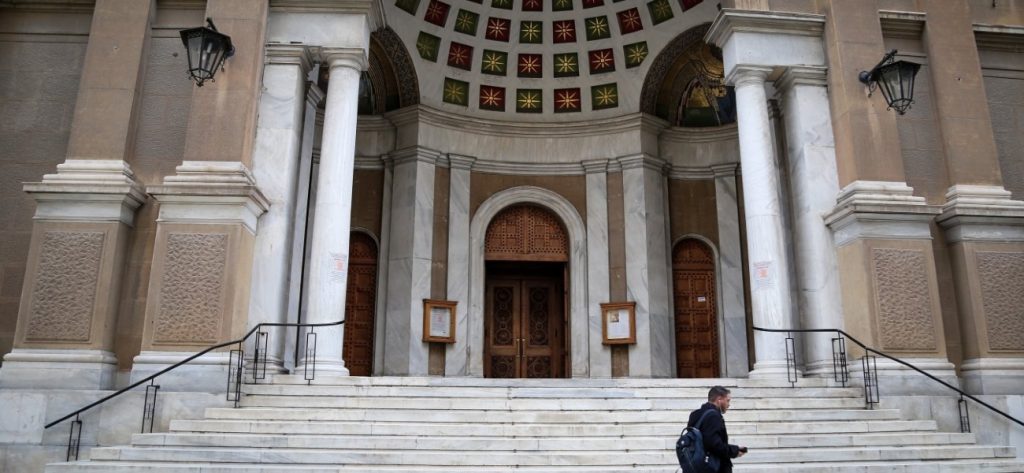 Τι και αν απαγορεύτηκε η προσέλευση στις εκκλησίες;  Γειτονιά της Θεσσαλονίκης μετατράπηκε σε… ναό (βίντεο)