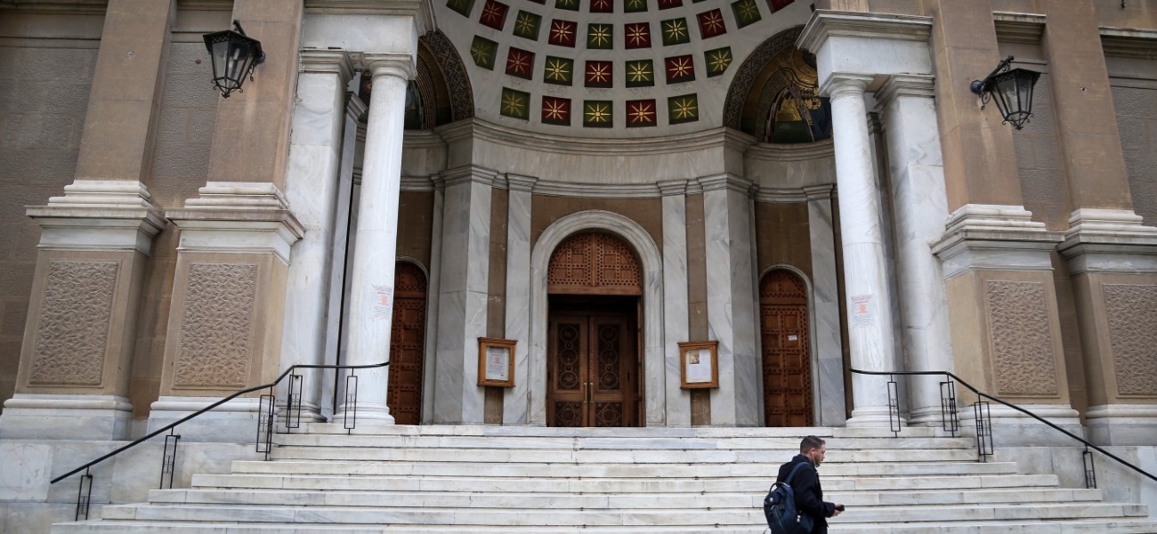 Τι και αν απαγορεύτηκε η προσέλευση στις εκκλησίες;  Γειτονιά της Θεσσαλονίκης μετατράπηκε σε… ναό (βίντεο)