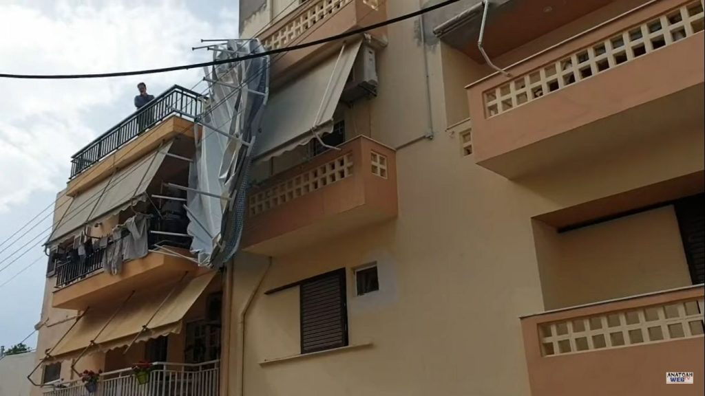 Κρήτη: Πισίνα «πέταξε» από την ταράτσα λόγω αέρα (βίντεο)