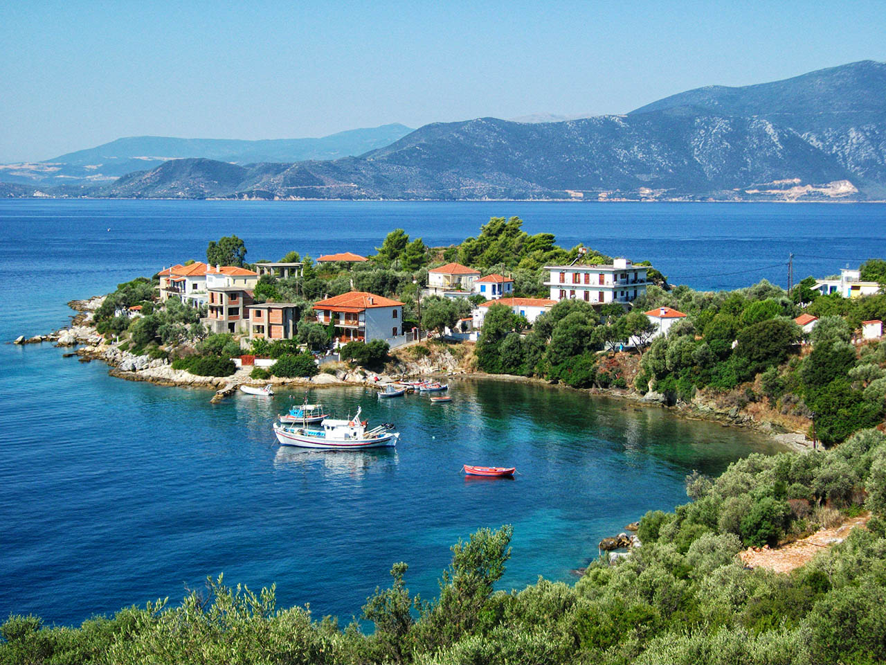 Ο παράδεισος των αγοραφοβικών: Το ελληνικό νησί που πρέπει να πας διακοπές αν φοβάσαι τον συνωστισμό (βίντεο) (upd)