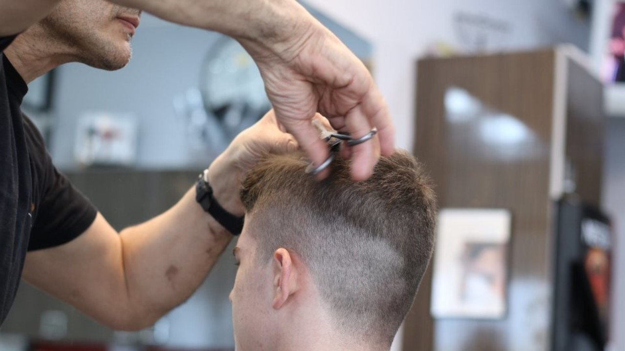 Αίγιο: Χειροπέδες σε κουρέα που λειτουργούσε το κατάστημά του – «Καμπάνα» σε πελάτες και ιδιοκτήτη (βίντεο)