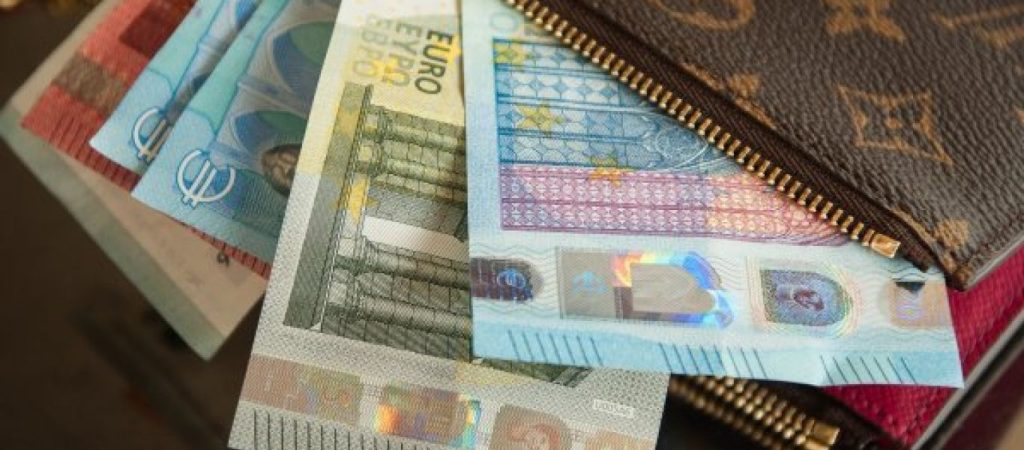 Επίδομα 800 ευρώ: Ανοίγει η πλατφόρμα της ΑΑΔΕ για τις επιχειρήσεις μέχρι 20 εργαζομένους