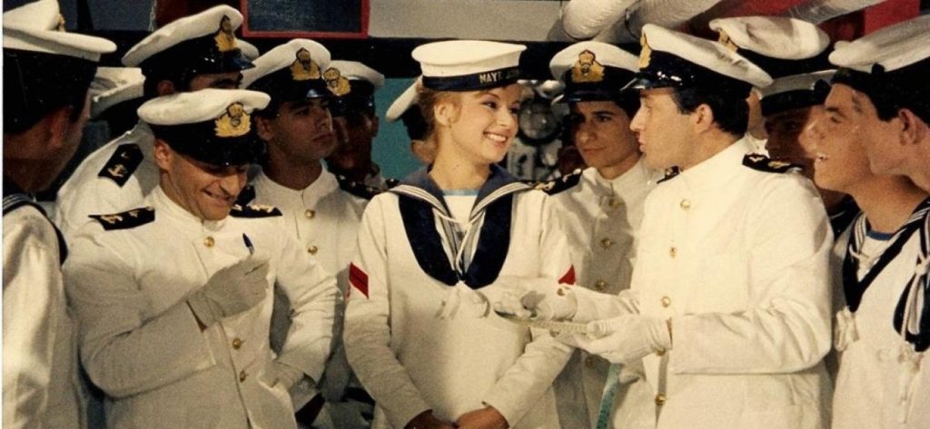 Αλίκη Βουγιουκλάκη – Δημήτρης Παπαμιχαήλ: Σπάνια φωτογραφία από την Ανάσταση του 1971 – Η απίστευτη λαμπάδα της