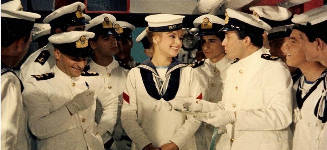 Αλίκη Βουγιουκλάκη – Δημήτρης Παπαμιχαήλ: Σπάνια φωτογραφία από την Ανάσταση του 1971 – Η απίστευτη λαμπάδα της