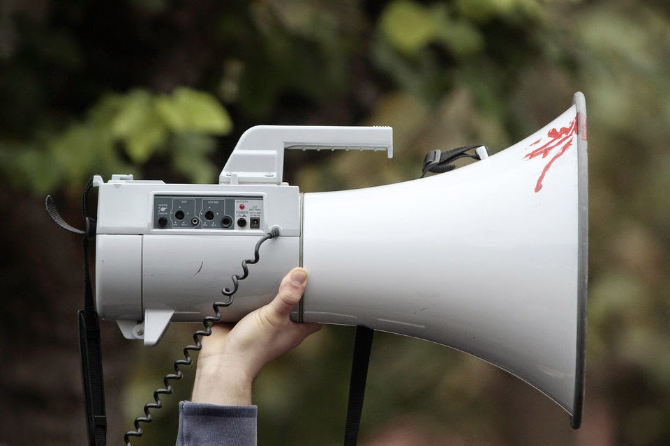 Φθιώτιδα: Κάτοικος έβαλε μεγάφωνα στο σπίτι του για να ακουστεί η λειτουργία σε όλο το χωριό (βίντεο)