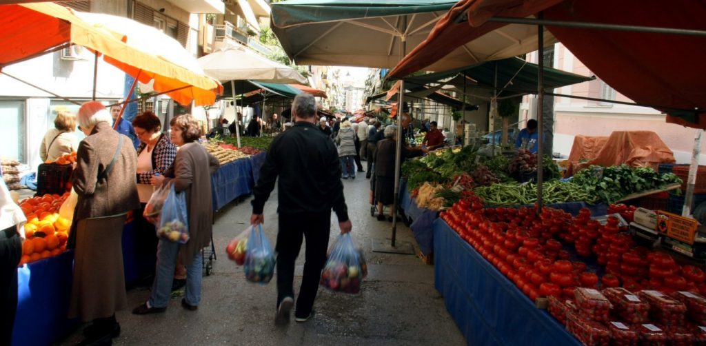 Οι πολίτες κάνουν μαζικά τα ψώνια τους σε σούπερ μάρκετ και λαϊκές – Δεν αντέχουν άλλο τα περιοριστικά μέτρα