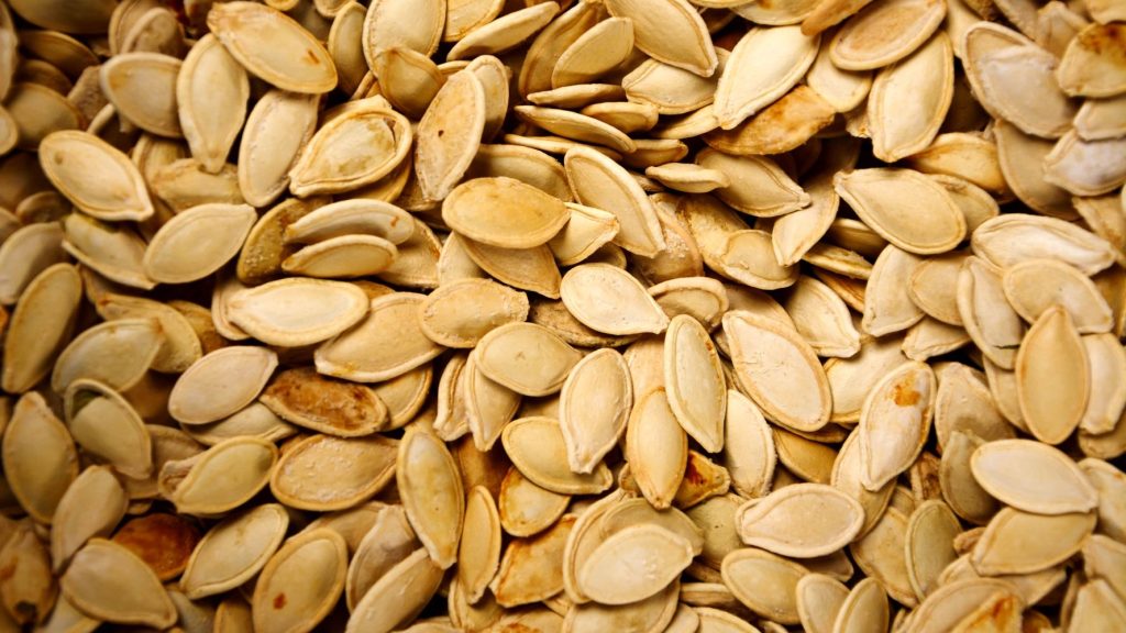 Εκρηκτική αύξηση πωλήσεων σε πασατέμπο και ποπ κορν – Τι άλλο τρώνε οι Έλληνες όσο #menounespiti