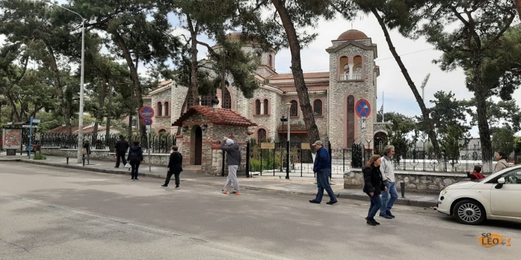 Οι πιστοί συγκεντρώνονται έξω από τις εκκλησίες ενάντια στις απαγορεύσεις – Άνοιξε ο Αγ.Θωμάς Αμπελοκήπων! (βίντεο)