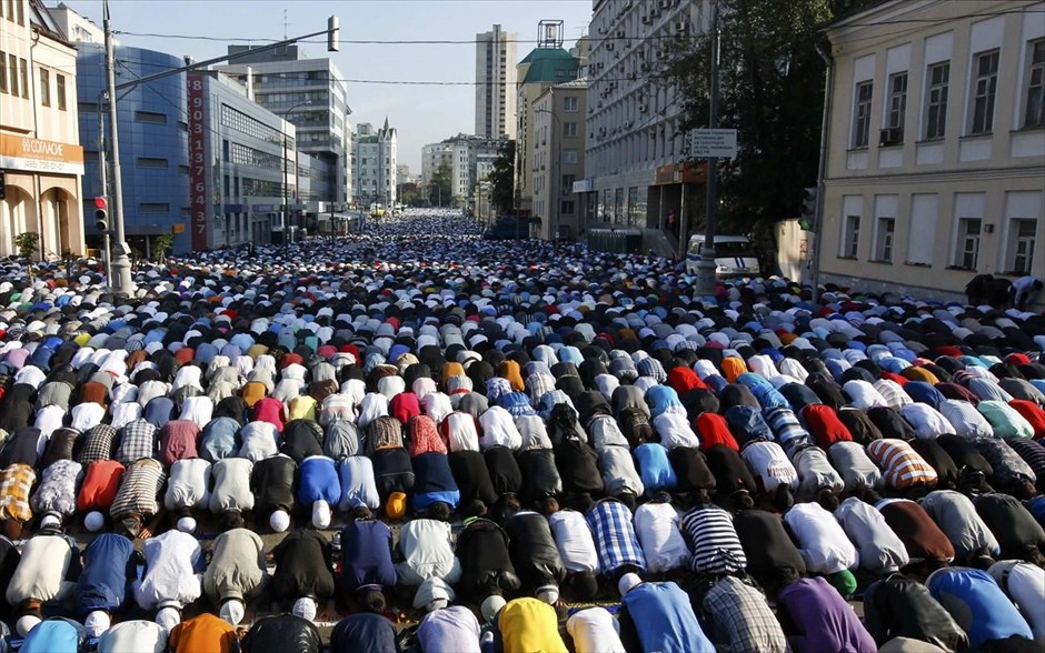 Μουσουλμάνοι προσεύχονται μαζικά σε ταράτσες στην Αθήνα – Θα τους επιβληθεί πρόστιμο;