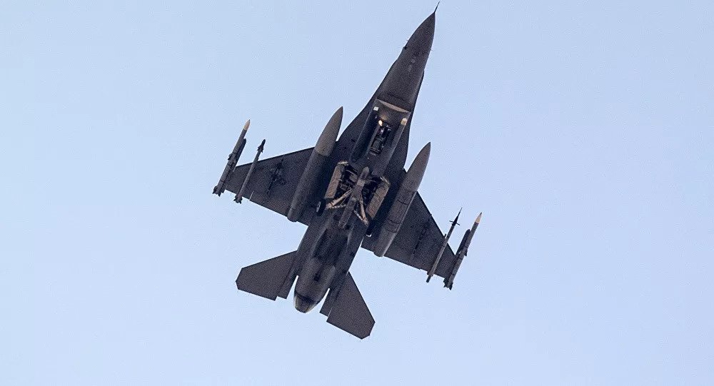 Βίντεο: F-16 πραγματοποιεί βαριά προσγείωση σε πλημμυρισμένο διάδρομο