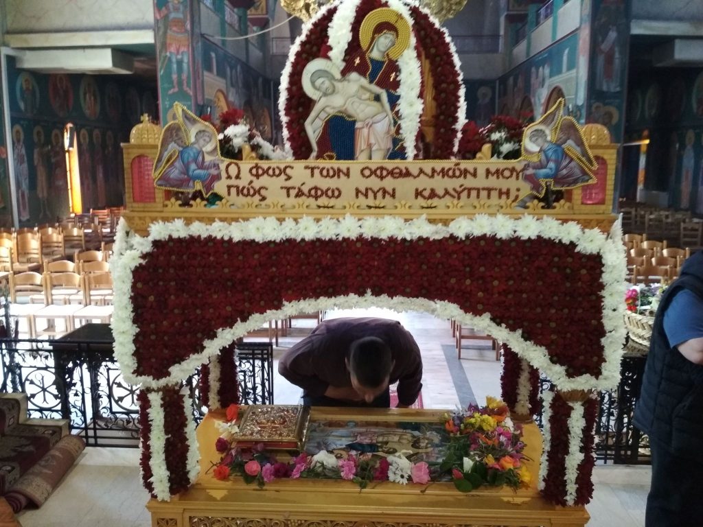 Η Πίστη δεν γνωρίζει απαγορεύσεις: Άνοιξε ο Ναός του Αγίου Θωμά και προσκύνησαν οι πιστοί τον Επιτάφιο