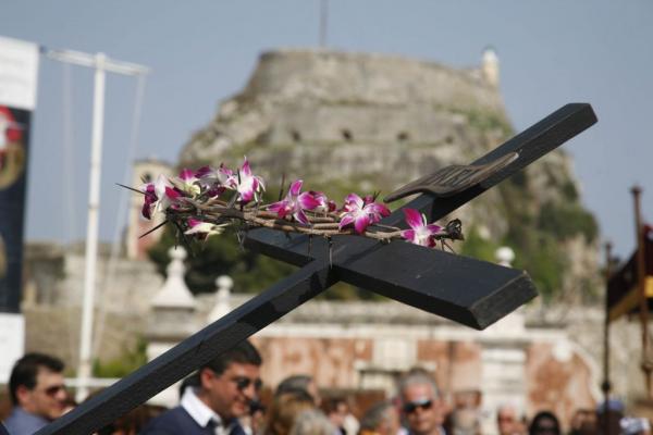 Η εντυπωσιακή περιφορά των Επιταφίων στην Κέρκυρα που διαρκεί… δώδεκα ώρες