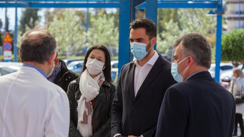 Το νοσοκομείο «Αττικόν» επισκέφθηκε κλιμάκιο του ΚΙΝΑΛ – Μ.Χριστοδουλάκης: «Είμαστε δίπλα σας» (φώτο)