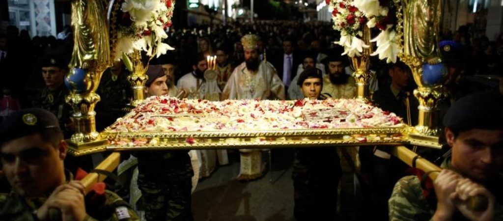 Έχετε αναρωτηθεί; – Γιατί περνάμε κάτω από τον Επιτάφιο μετά την περιφορά του;