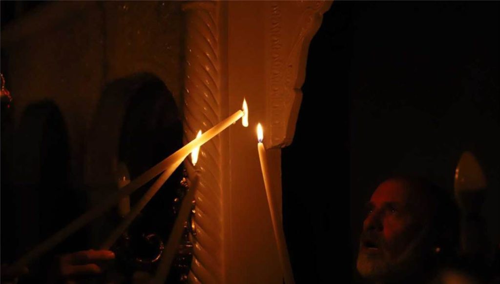 Στην Αθήνα το απόγευμα το Άγιο Φως – Θα φυλαχτεί στον Πανάγιο Τάφο στην Πλάκα