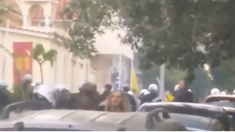 Ελεύθεροι οι συλληφθέντες έξω από εκκλησία στον Κορυδαλλό