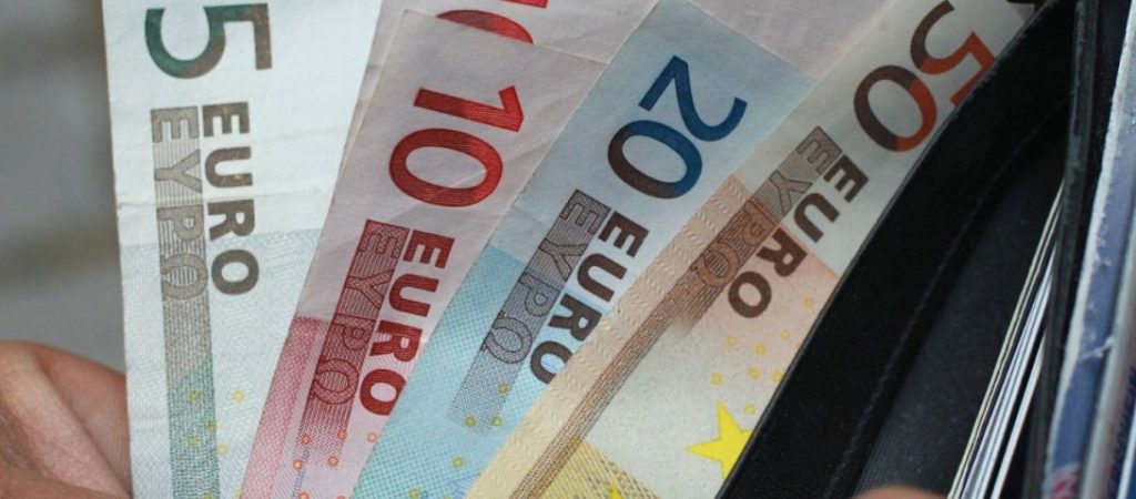 Η κυβέρνηση επεκτείνει τους δικαιούχους των 800 ευρώ – Ποιοι είναι οι νέοι δικαιούχοι