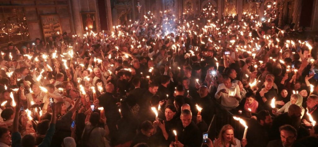 Άγιο Φως: Φωτογραφίες και βίντεο από το «Ελ. Βενιζέλος» (upd 2)