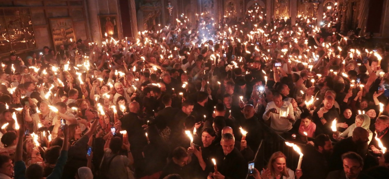 Άγιο Φως: Φωτογραφίες και βίντεο από το «Ελ. Βενιζέλος» (upd 2)