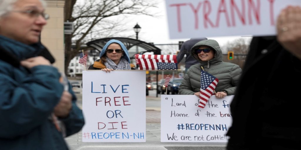 ΗΠΑ: Διαδηλώσεις κατά των περιοριστικών μέτρων – «Live free or die» (φώτο)