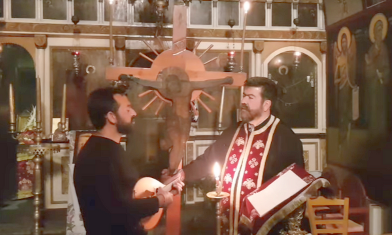 Ανατριχίλα και συγκίνηση: Τραγουδούν κάτω από τον Εσταυρωμένο Χριστό! (βίντεο)