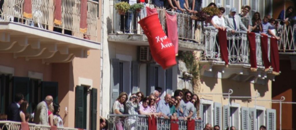 Αναβίωσε το έθιμο των «μπότηδων» στην Κέρκυρα παρά τον κορωνοϊό (βίντεο)