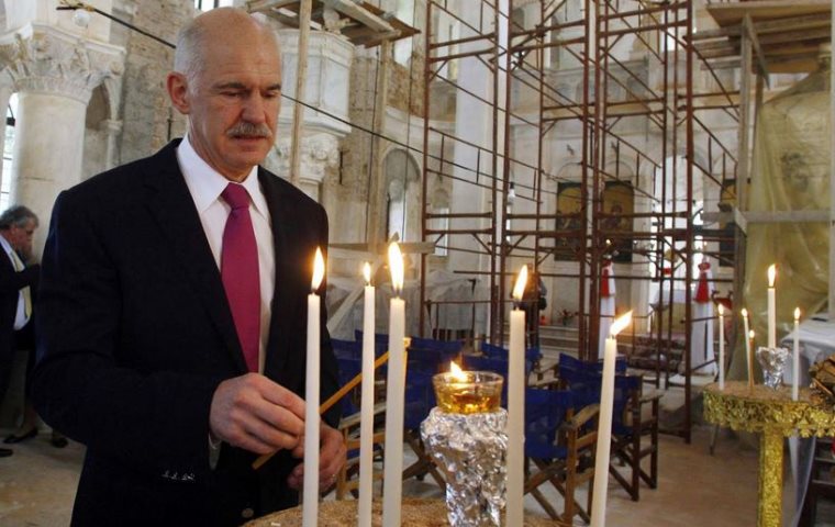 Η αξέχαστη γκάφα του Γιώργου Παπανδρέου στον Επιτάφιο (βίντεο)