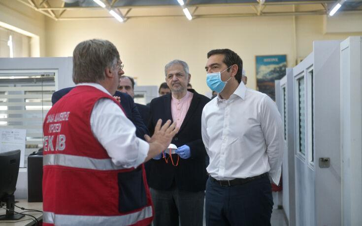 Τσούγκρισε αυγά στο συντονιστικό κέντρο του ΕΚΑΒ ο Αλέξης Τσίπρας (φωτο)