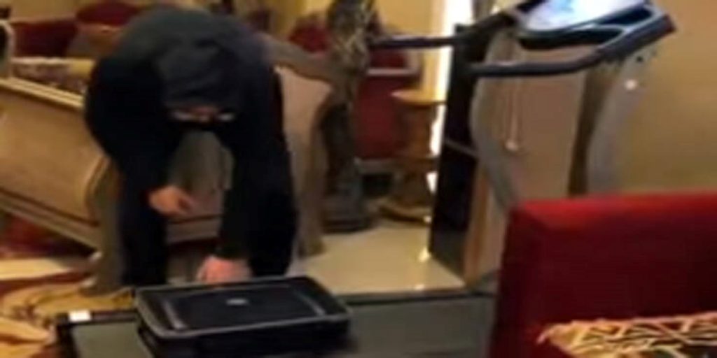 Πτήση εν καιρώ καραντίνας: Μετέτρεψε το σαλόνι του σε… αεροδρόμιο (βίντεο)