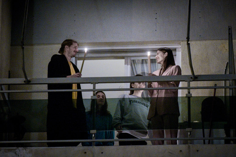 Έγινε η νύχτα… μέρα από τα πυροτεχνήματα στην Αθήνα – Στα μπαλκόνια με λαμπάδες οι πιστοί (βίντεο-φώτο)