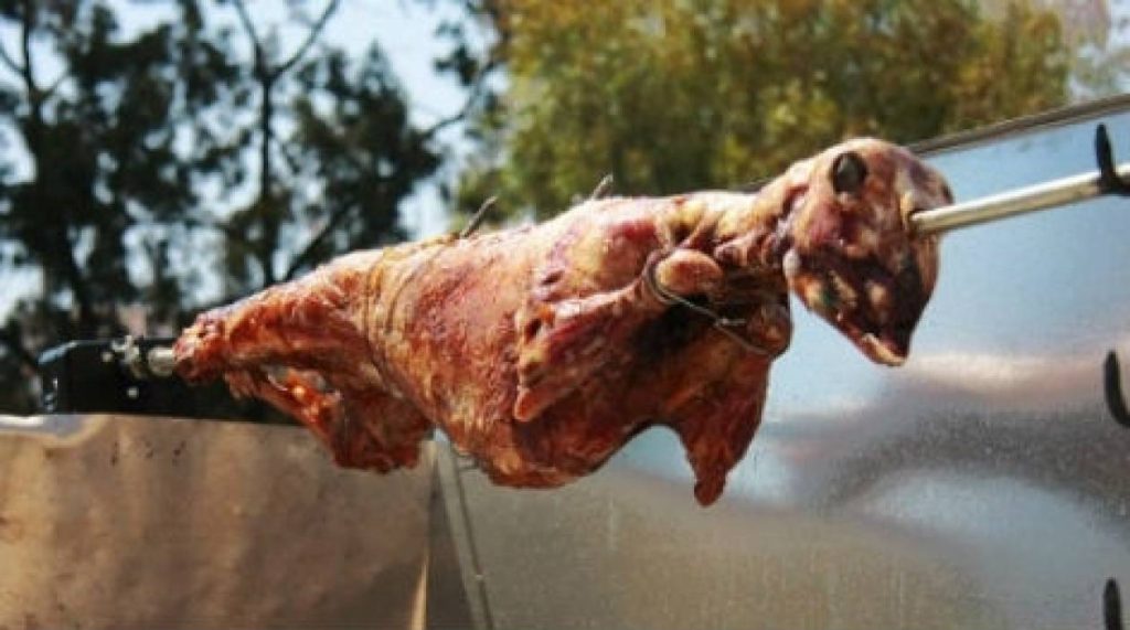 Εφευρετικοί οι Έλληνες: Παροχή βοήθειας γιατί… το αρνί είναι μεγάλο και δεν μπορούν να το φάνε μόνοι τους (φωτο)