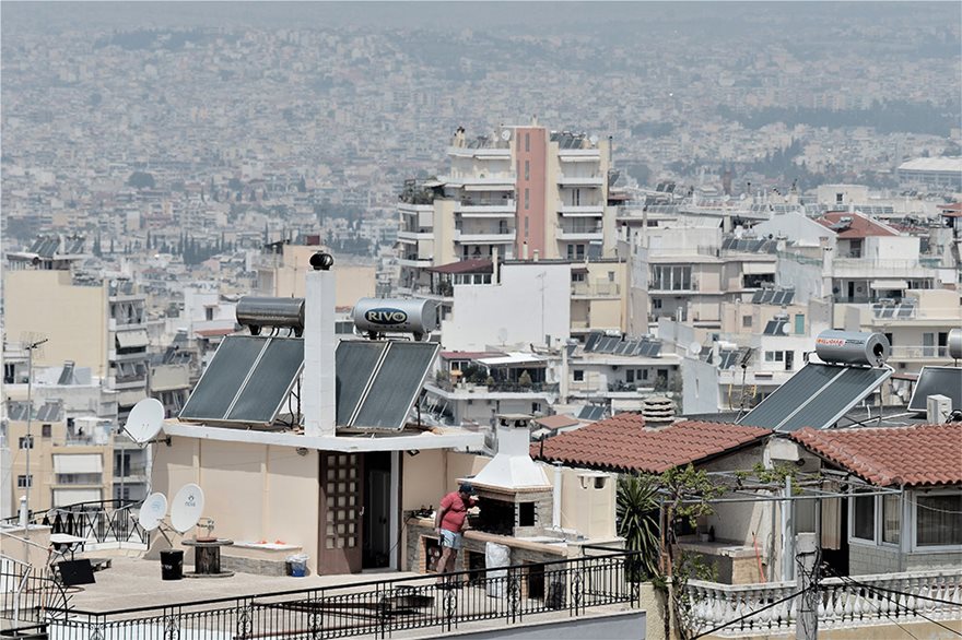 Το «Πάσχα της Καραντίνας»: Γέμισαν με σούβλες τα μπαλκόνια και οι ταράτσες (φώτο)