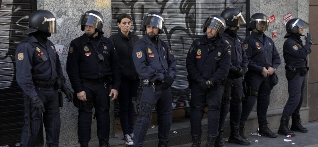 Βαρβαρότητα «μεγατόνων» στην Ισπανία: Αστυνομικοί βγάζουν όπλο σε γυναίκες για μη τήρηση των περιορισμών (βίντεο)
