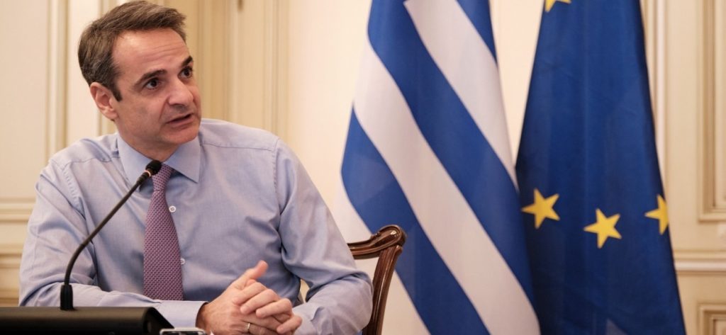 Κ. Μητσοτάκης: Πάσχα στην αυλή του με μπάρμπεκιου (φώτο)