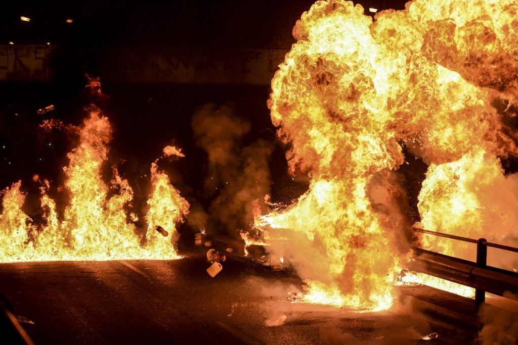 Με δεκάδες μολότοφ «γιόρτασαν» το βράδυ της Ανάστασης στον Νέο Κόσμο – Έπεφταν «βροχή» (βίντεο)