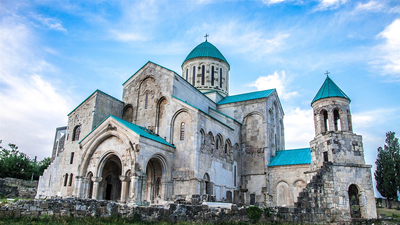 Γεωργία: Δεκάδες πιστοί «γέμισαν» τις εκκλησίες παρά τις υποδέιξεις