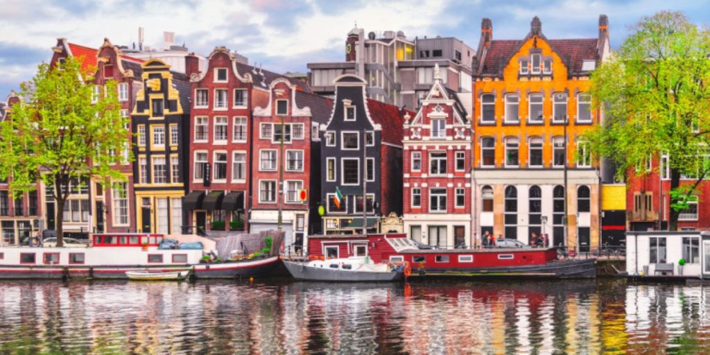 Ολλανδία: Δείτε το λόγο που οι κουρτίνες… σπανίζουν (φώτο)