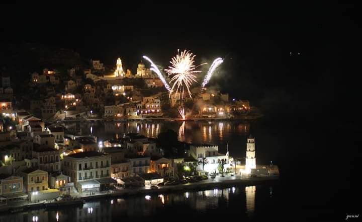 Φωτίστηκε η Σύμη: «Χριστός Ανέστη» με πολλά πυροτεχνήματα! (φώτο)