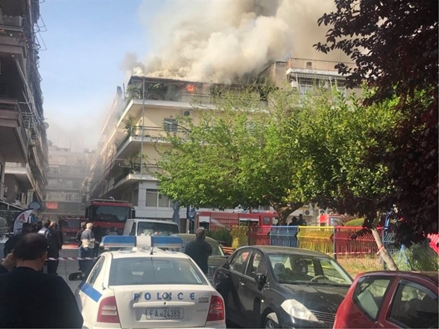 Σε εξέλιξη πυρκαγιά σε πολυκατοικία στα Τρίκαλα – Στο σημείο ισχυρές δυνάμεις της πυροσβεστικής (βίντεο-φωτο)