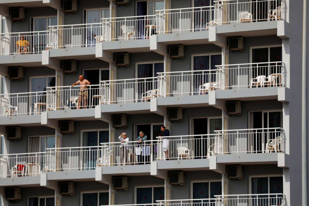 Η καραντίνα θέλει καλοπέραση: Ισπανός βγαίνει στο μπαλκόνι του και γεμίζει με κρασί τα ποτήρια των… από κάτω (βίντεο)