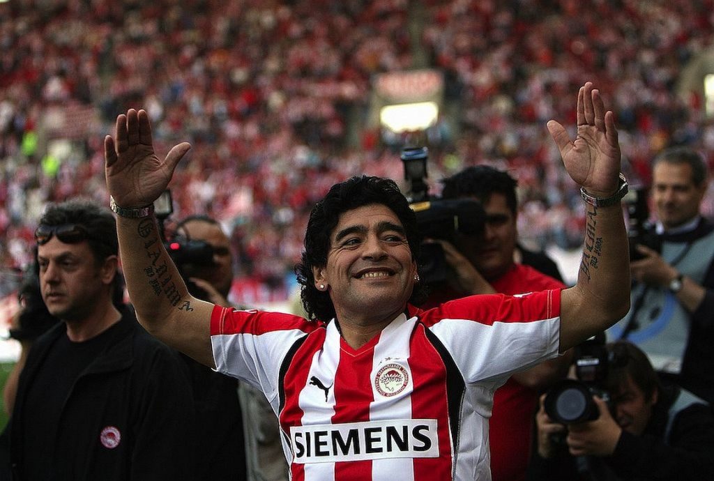 Ο Μαραντόνα έβαλε τη φανέλα των «ερυθρόλευκων» για να ευχηθεί χρόνια πολλά στον Ριβάλντο (φωτο)