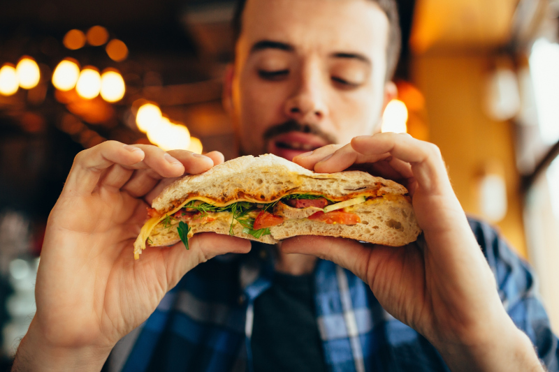 Θα σας «λύσει» τα χέρια: Το πανέξυπνο κόλπο για να μην σκορπάνε τα υλικά όταν τρώτε σάντουιτς